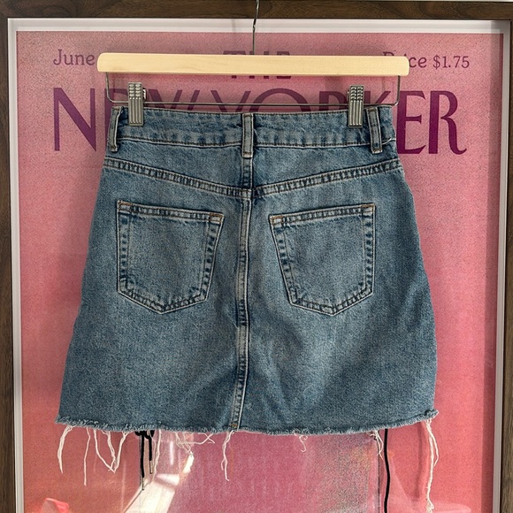DISTRESSED TOPSHOP DENIM MINI SKIRT - Picture 2 of 2